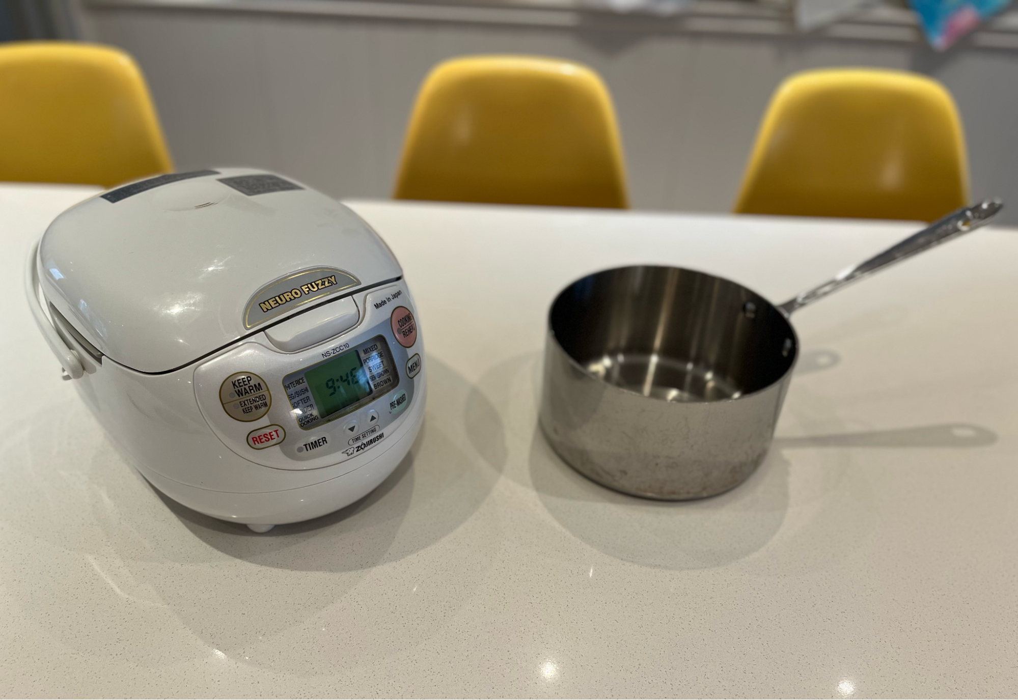 Picture of a rice cooker next to a pot